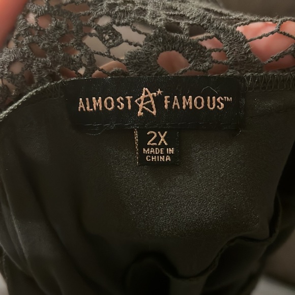 Green long sleeve shirt with lace - Picture 3 of 3